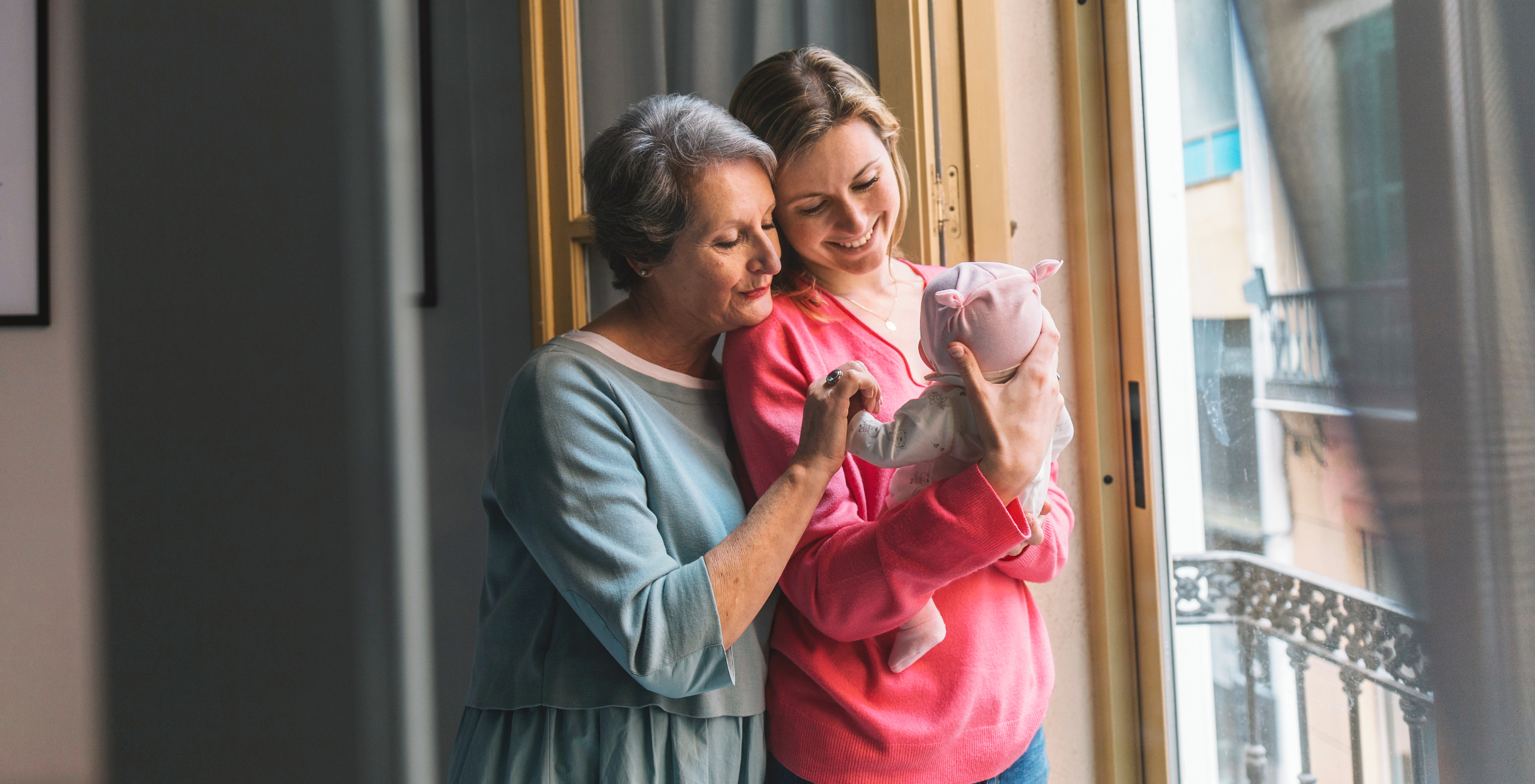 madre-y-abuela-con-bebe-enfrente-de-ventana-2