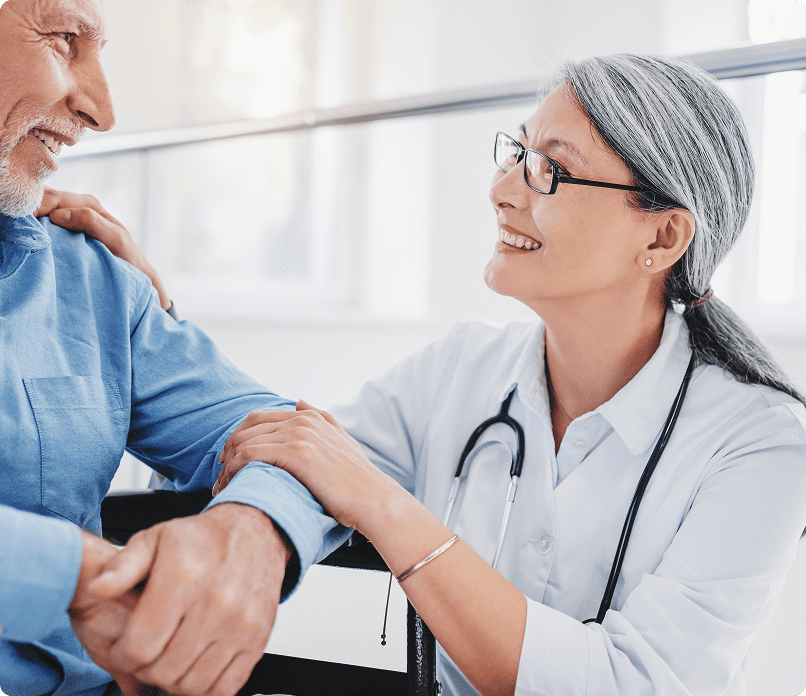 Doctora sonriendo a paciente mayor