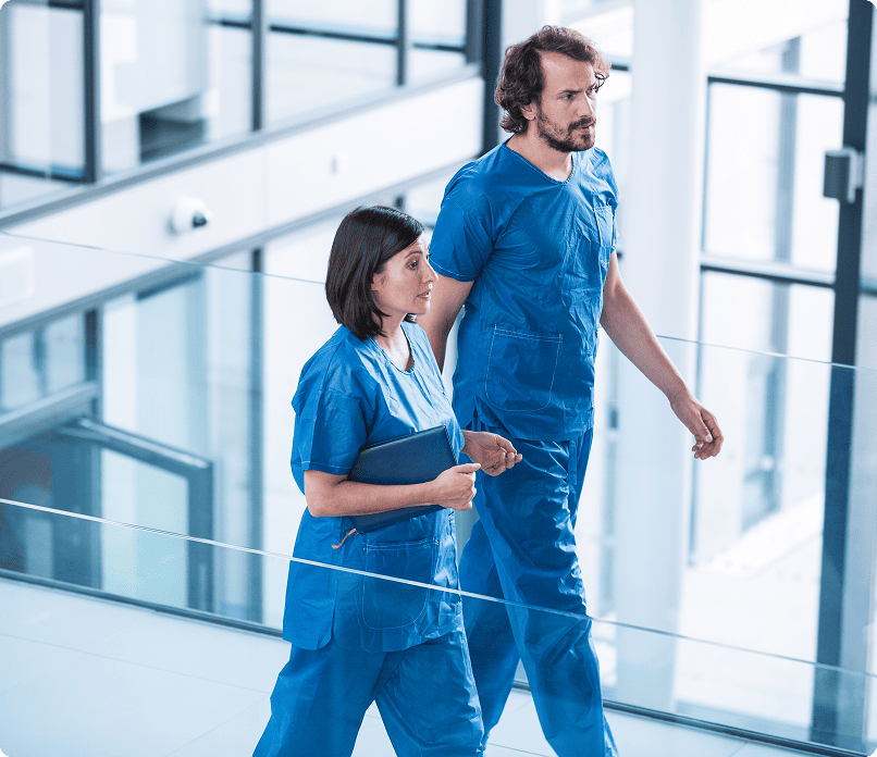 Personal médico en instalaciones modernas