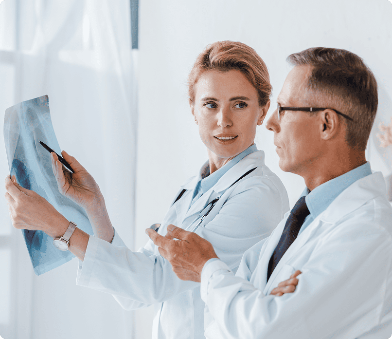 Dos doctores analizando una radiografía
