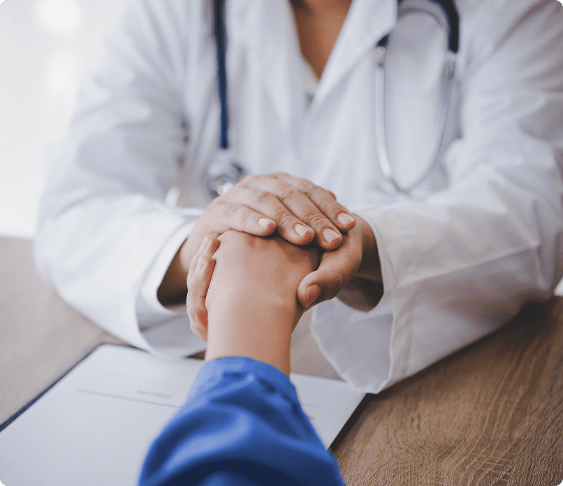 Manos de doctor brindando apoyo