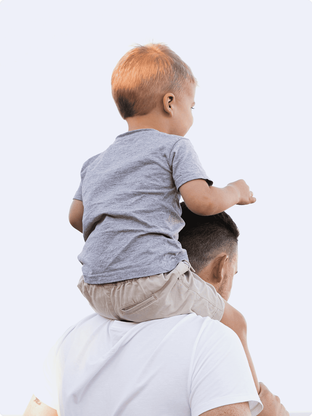 Padre muy sonriente llevando a su hijo en hombros