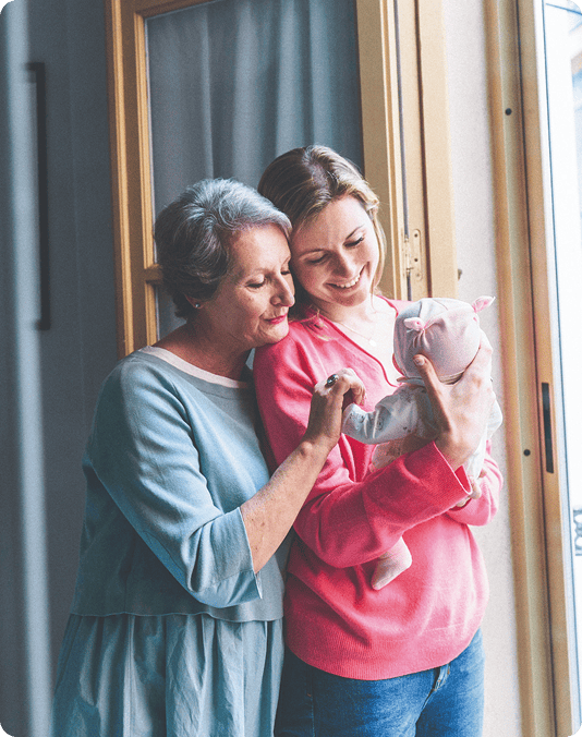Familia paseando alegremente por la playa