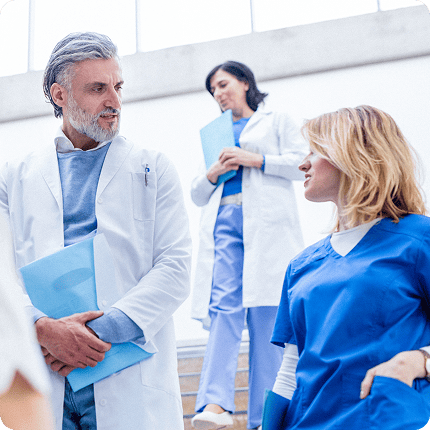 Equipo de profesionales médicos de IMQ dialogando