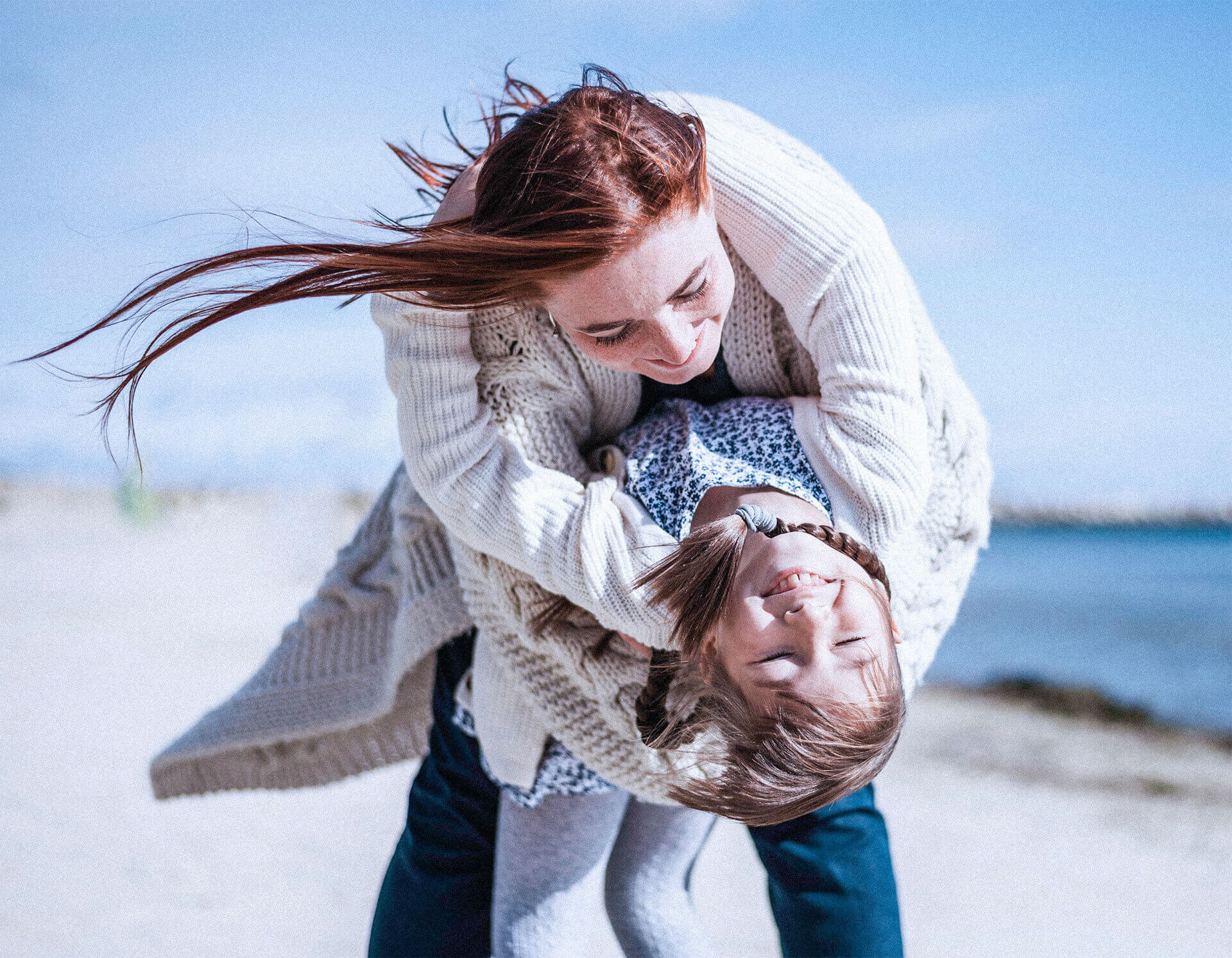 Madre e hija abrazadas sonriendo